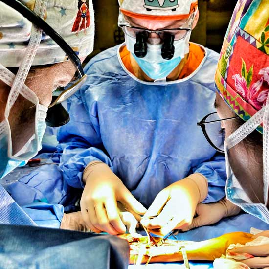 Equipo Unidad de Cirugía de Mano y Muñeca en Hospital Beata Maria Ana Madrid. Dr. Miguel del Cerro, Dr. Julio de las Heras y Dr. Sergio Martínez