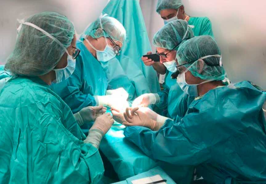 Equipo Unidad de Cirugía de Mano y Muñeca en Hospital Beata Maria Ana Madrid. Dr. Miguel del Cerro, Dr. Julio de las Heras y Dr. Sergio Martínez